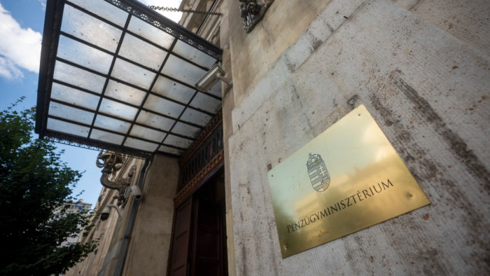 Itt a féléves hiány: 80 százalék, 3382 milliárd forint