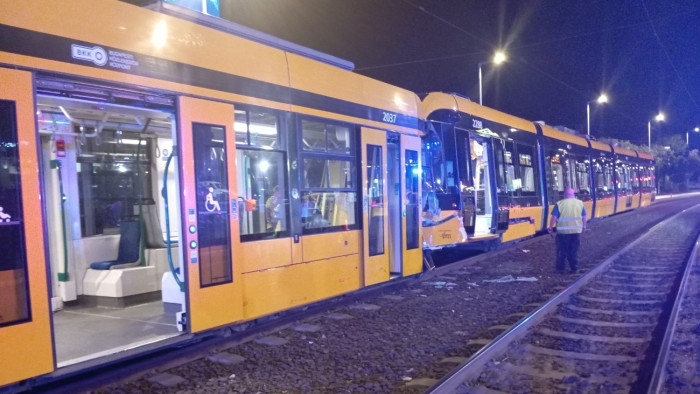 Újabb részletek az éjszakai villamosütközésről – fotókkal