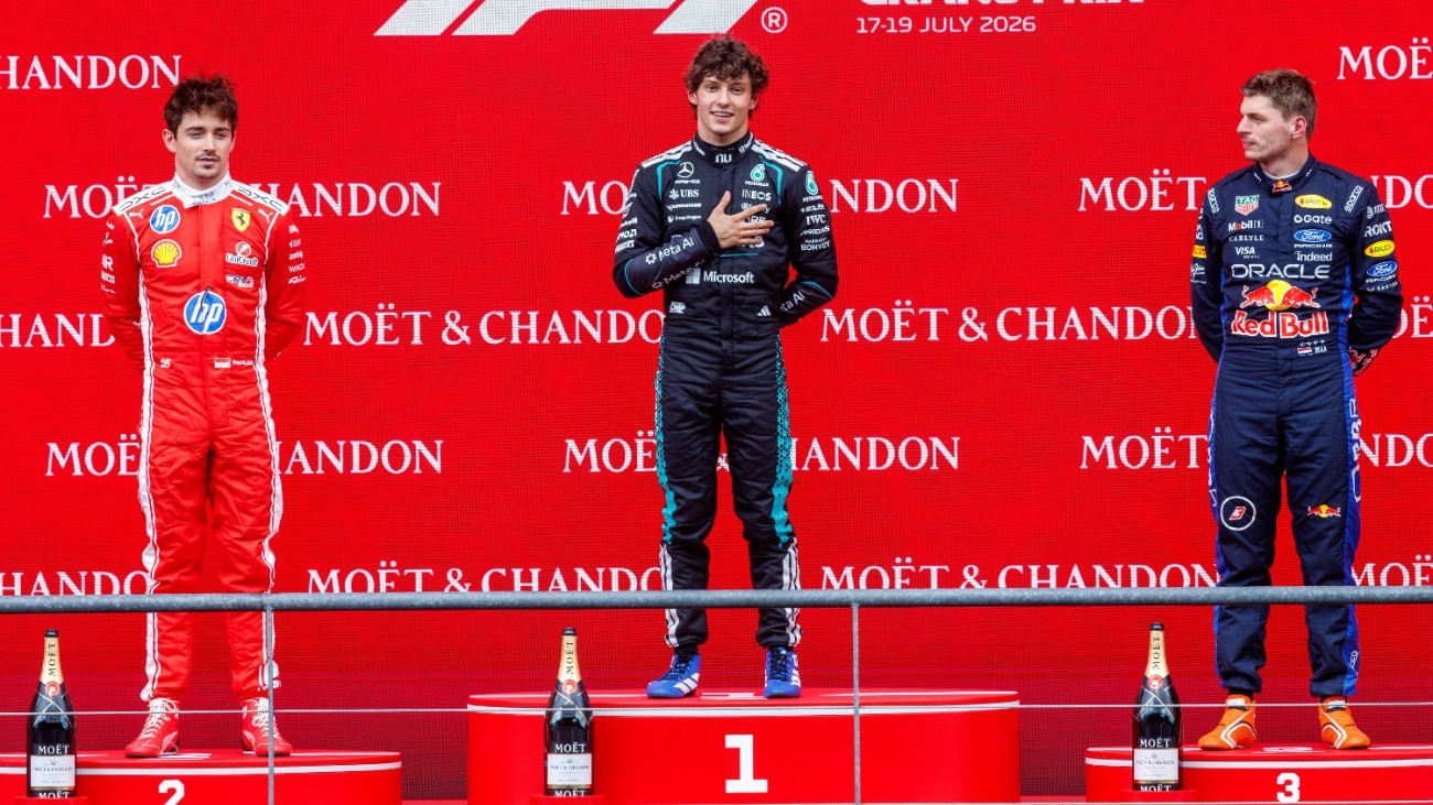 A második helyezett Charles Leclerc, a Ferrari monacói pilótája, a gyõztes Andrea Kimi Antonelli, a Mercedes olasz versenyzõje és a harmadik helyezett Max Verstappen, a Red Bull holland versenyzõje (b-j) a pódiumon a Forma-1-es autós gyorsasági világbajnokság Belga Nagydíjának eredményhirdetésén a spa-francorchampsi pályán 2026. július 19-én.