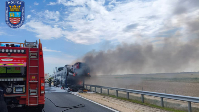 Tűz az M86-oson, több autó megsemmisült – videó