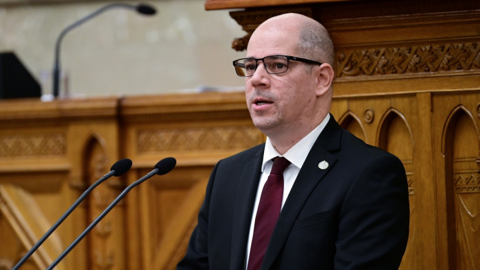 Lemond a legfőbb ügyész