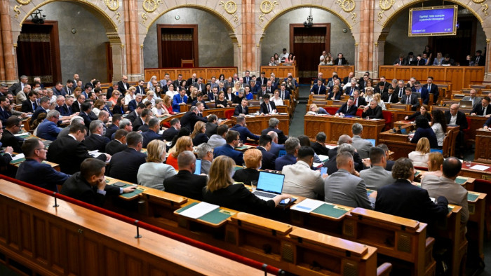 Három parlamenti képviselő írásbeli figyelmeztetést kapott