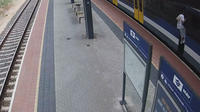 Felugrottak a mozgó vonatra, majd az oldalán kapaszkodva utaztak – videó
