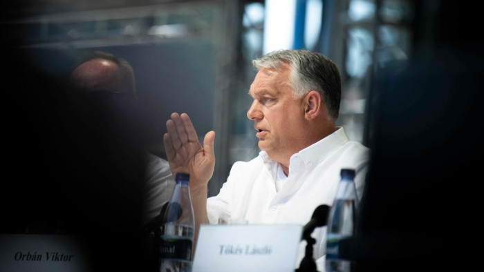 Orbán Viktor két közismert ember társaságában lazázott Szerbiában