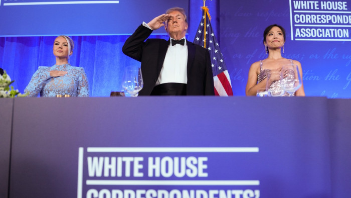 Trump nekiment az újságíróknak, majd előkerült a 2028-as sapka