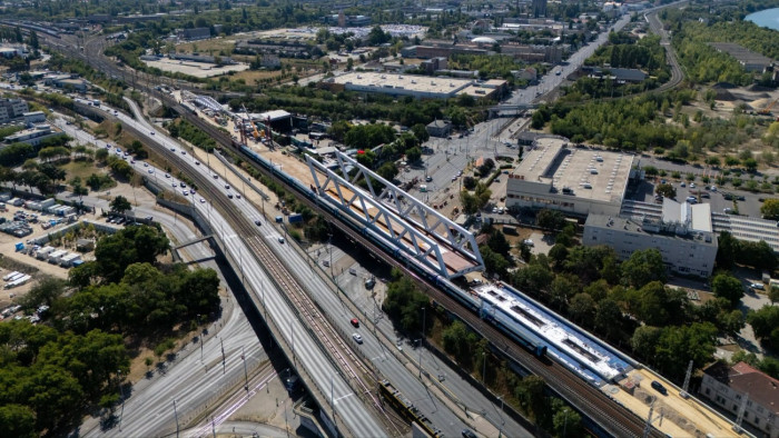 Már zajlik a hétvége leglátványosabb mérnöki művelete Budapesten