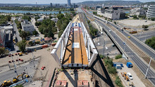 Helyére került a 2500 tonnás acélóriás a Soroksári út felett