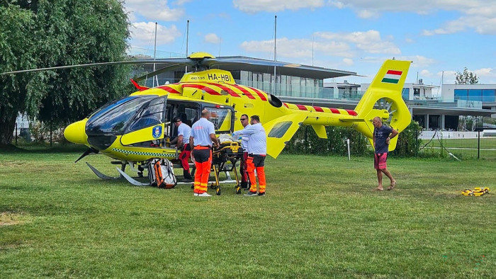 Kislányhoz riasztották a mentőhelikoptert a Balatonnál