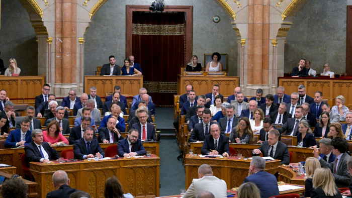 Közlekedési tarifák, menetrendek – szavazásdömping az Országgyűlésben