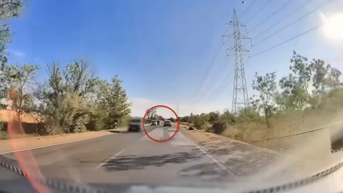 Szürreális jelenet: leszakadt kerék csapódott a taxis autójába – videó