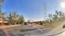Szürreális jelenet: leszakadt kerék csapódott a taxis autójába – videó