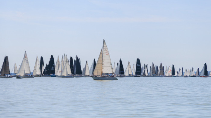 Több száz hajó indult harcba a Balatonon, elrajtolt a Kékszalag