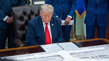 Furcsa magyarázatot adott az iráni bombázásokra Donald Trump
