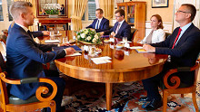 A rendkívüli egyeztetés után a Fidesz és a KDNP frakcióvezetője is bírálta Magyar Pétert