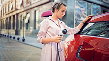 Mennyit bírnak az elektromos autók a hőségben? Szakértő válaszol    