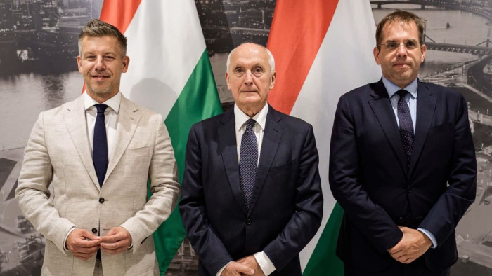 A korábban tisztségéből eltávolított Baka Andrással egyeztetett Magyar Péter