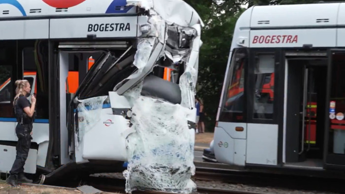 Hirtelen megállt a tanulójárat, beleszaladt a mögötte érkező másik villamos – videó