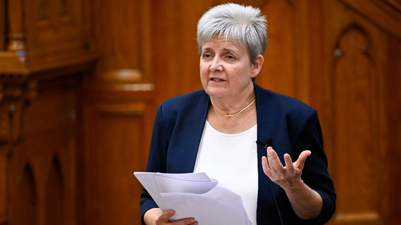 Lannert Judit oktatási és gyermekügyi miniszter felszólal a pedagógusok teljesítményértékelésének megújításához szükséges törvényi rendelkezésekrõl szóló törvény vitáján az Országgyûlés rendkívüli ülésén 2026. június 16-án.