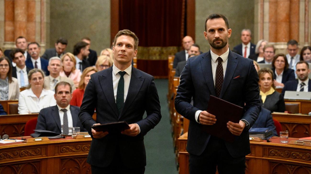 Hortay Olivér (b) és Palóc André, a Fidesz új képviselõi leteszik esküjüket az Országgyûlés plenáris ülésén 2026. augusztus 10-én.