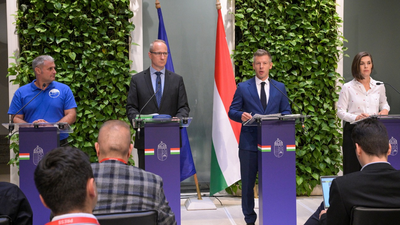 Magyar Péter miniszterelnök (b3), mellette Gacsályi József, az Országos Vízügyi Fõigazgatóság mûszaki fõigazgató-helyettese (b), Kádár Pál, a Védelmi Igazgatási Hivatal fõigazgatója és Szondi Vanda kormányszóvivõ a Miniszterelnökségen tartott kormányszóvivõi tájékoztatón 2026. augusztus 13-án.