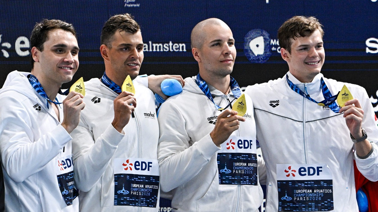 Az aranyérmes Milák Kristóf, Németh Nándor, Szabó Szebasztián és Kós Hubert (b-j) a férfi 4x100 méteres gyorsváltó eredményhirdetésén a párizsi vizes Európa-bajnokságon az olimpiai vizesközpontban 2026. augusztus 13-án.
