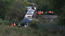 Kisiklott egy vonat, három kocsi is az oldalára dőlt a bokrok között Angliában