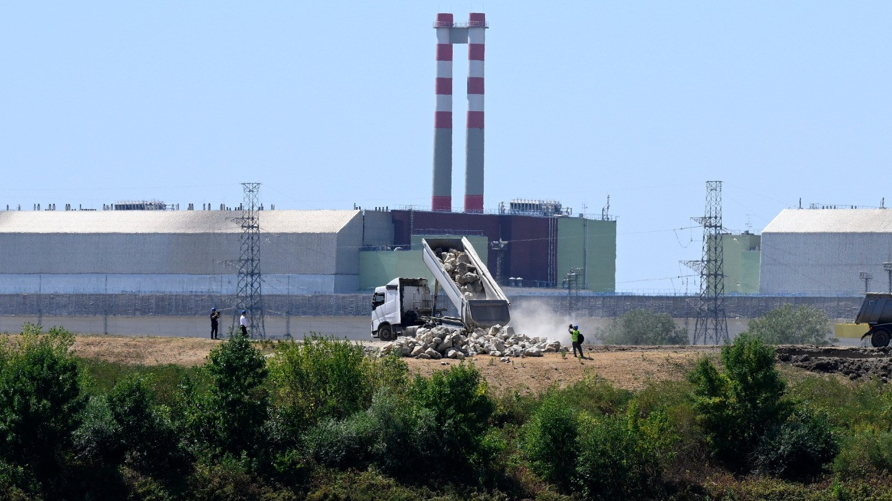 Munkagépek dolgoznak az MVM Paksi Atomerõmû hûtõvízellátásának biztosítására tervezett fenékküszöb megemelésén Dunaszentbenedek közelébõl fotózva 2026. augusztus 13-án. A Duna alacsony vízállása miatt az atomerõmû a névleges teljesítményének közel felén üzemel.