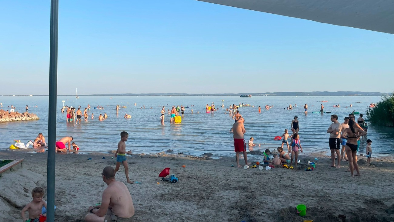 Balatonfüredi strand, sokan vannak.