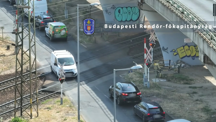 Drónnal lesték a sofőröket, döbbenet, mit műveltek többen is – videó