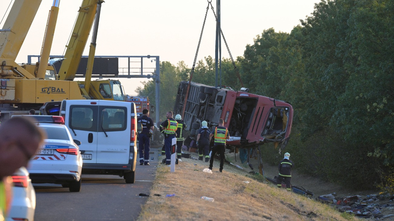 Tömegszerencsétlenség az M3-ason, sokan meghaltak a buszbalesetben