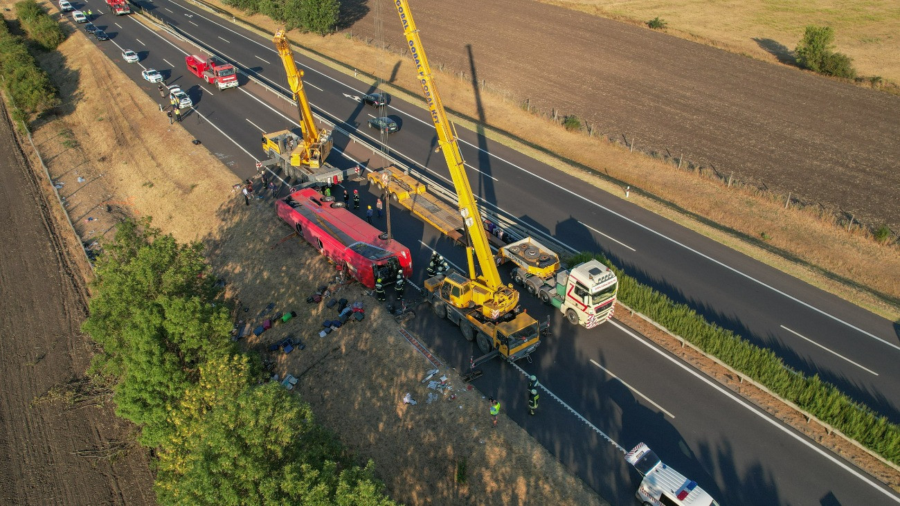 „Mély fájdalom” – zarándokok vesztették életüket az éjjeli busztragédiában