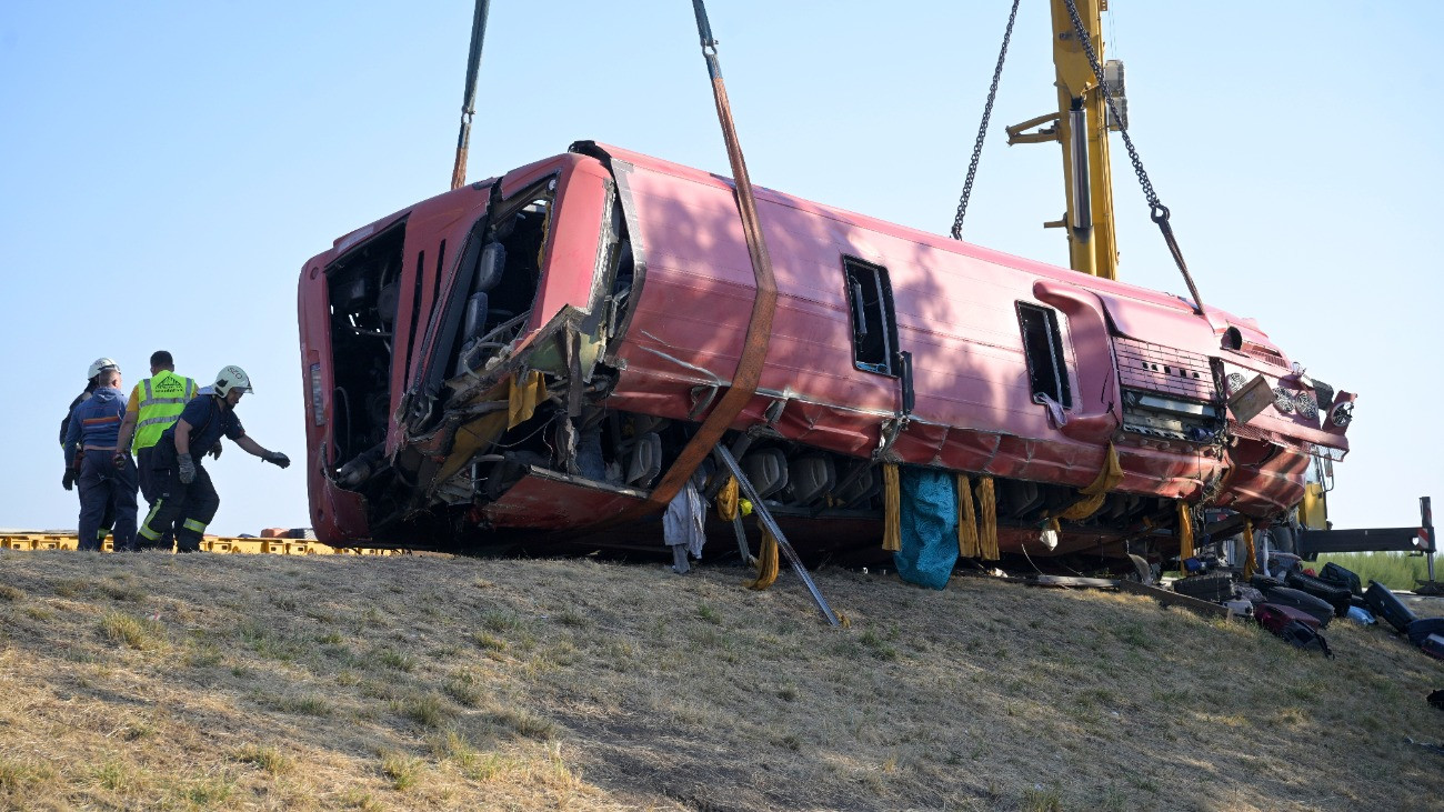 Összeroncsolódott autóbusz mûszaki mentésén dolgoznak tûzoltók az M3-as autópálya Nyíregyháza felé vezetõ oldalán, Mezõkeresztes és Mezõnagymihály között 2026. augusztus 16-án reggel. A lengyel rendszámú turistabusz eddig tisztázatlan körülmények között felborult a mezõkeresztesi lehajtó után, a balesetben több ember meghalt.