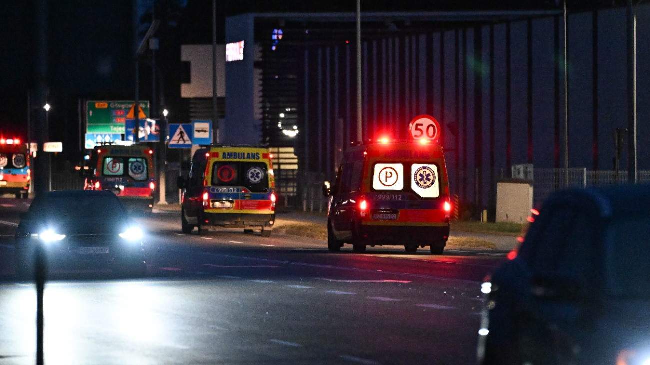 Az M3-as autópályán történt buszbaleset elsõ sebesültjeit szállító mentõautók távoznak a Rzeszow-Jasionka repülõtérrõl 2026. augusztus 17-én. Az augusztus 16-ára virradóra szerencsétlenül járt busz a Kárpátaljai vajdaságból származó zarándoklat résztvevõit szállította, akik hazatérõben voltak a bosznia-hercegovinai Medjugorjéból. A balesetben 12 ember vesztette életét, a busz 56 utasának mindegyike és két sofõrje is megsérült.