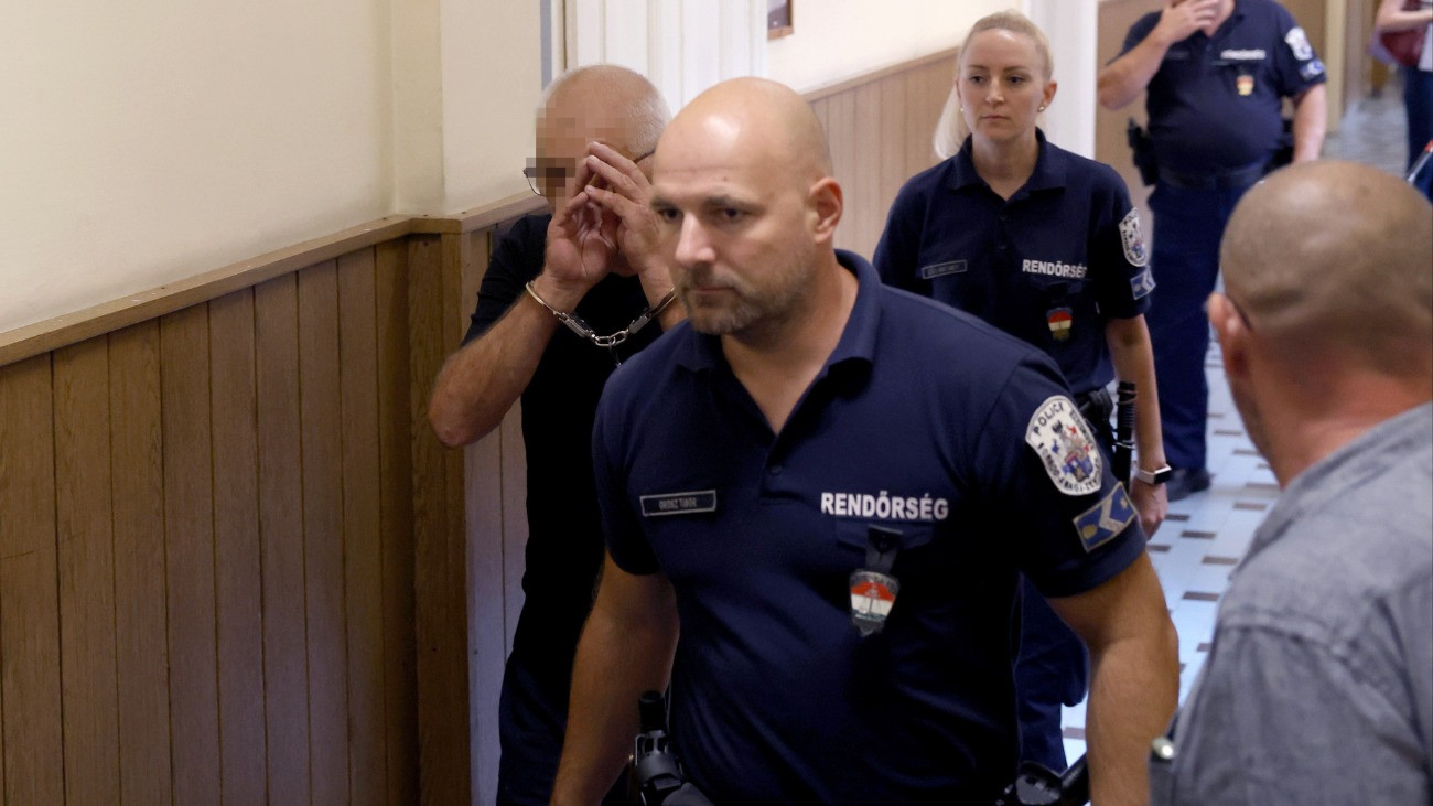 Rendõrök vezetik az M3 autópályán balesetet szenvedett lengyel zarándokokat szállító busz sofõrjét a Miskolci Járásbíróságon 2026. augusztus 18-án. A járásbíróság elrendelte a buszvezetõ letartóztatását egy hónapra.