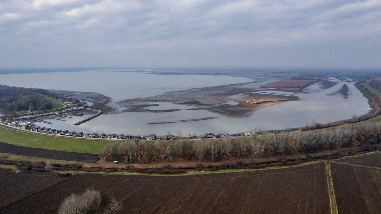 A drónnal készült képen a Tiszta-tó Abádszalóknál 2024. november 26-án. Befejezte a Tisza-tó téli vízszintje beállításának elsõ ütemét a Közép-Tisza-vidéki Vízügyi Igazgatóság (Kötivizig). A Kisköre-felsõ vízmércén mért 725 plusz-mínusz 5 centiméterrõl 560 plusz-mínusz 5 centiméterre csökkentette, majd november 29-én pedig megkezdik a szakemberek a tó magasabb téli vízszintjének beállítását.