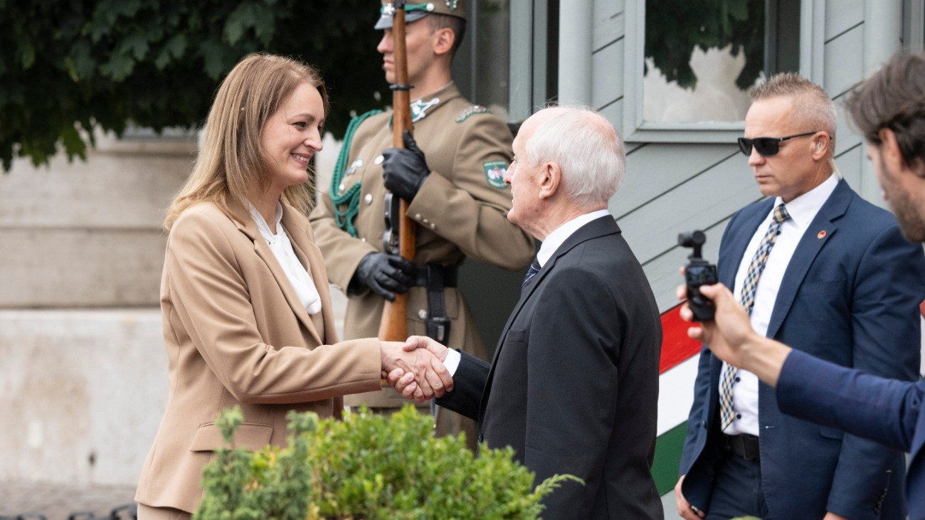 Forsthoffer Ágnes átadta, Baka András átvette