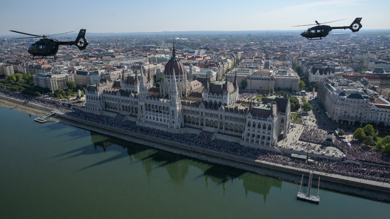 H145M helikopterek az államalapítás és Szent István király ünnepén rendezett légiparádén Budapesten 2026. augusztus 20-án.