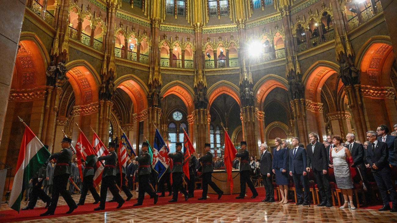 Baka András köztársasági elnök, Forsthoffer Ágnes, az Országgyûlés elnöke, Magyar Péter miniszterelnök és Cserhalmi György Kossuth-díjas színmûvész, a nemzet színésze (j6-j3) az állami kitüntetések átadásán az államalapítás és Szent István király ünnepén az Országház kupolacsarnokában 2026. augusztus 20-án.
