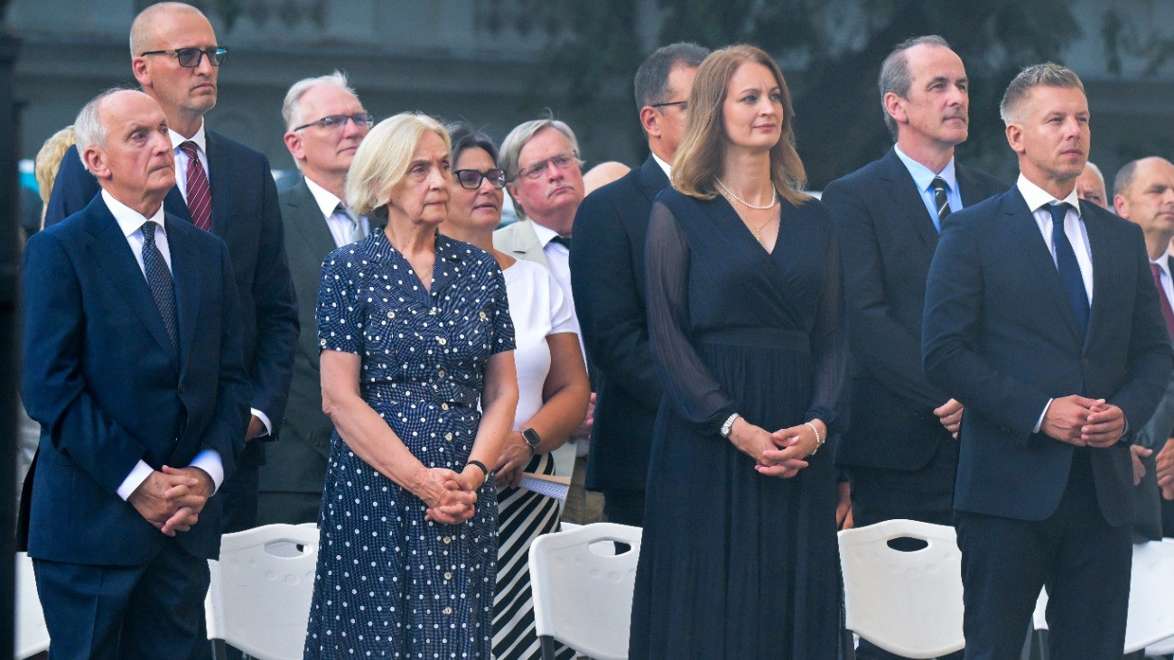 Baka András köztársasági elnök (b), mellette felesége, Kövesdi Katalin (b2), Magyar Péter miniszterelnök (j) és Forsthoffer Ágnes, az Országgyûlés elnöke (elsõ sotr, b3) az államalapítás és Szent István király ünnepén tartott ünnepi szentmisén a Szent István-bazilika elõtt 2026. augusztus 20-án. Mögöttük Tarr Zoltán társadalmi kapcsolatokért és kultúráért felelõs miniszter (második sor, b) és Hegedûs Zsolt egészségügyi miniszter. (második sor, j).