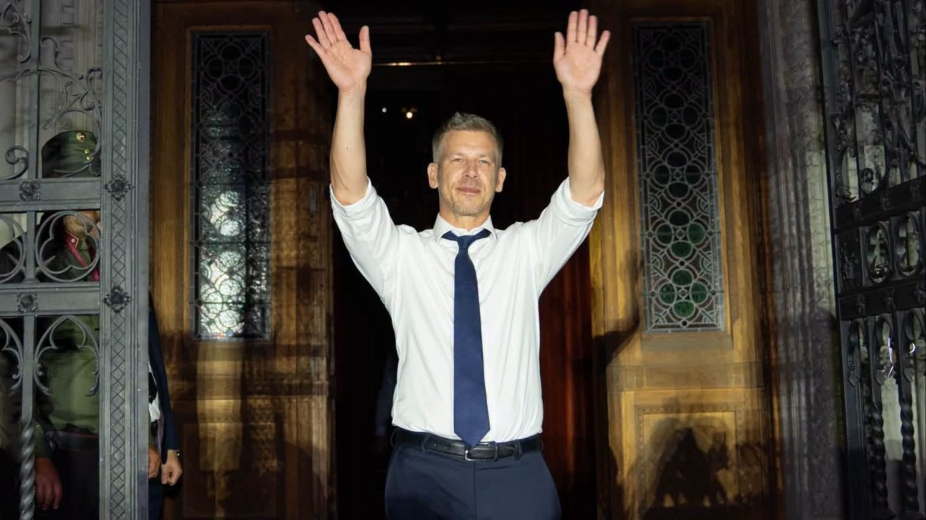 Magyar Péter miniszterelnök a Parlament kapujában 2026 augusztus 20-án.