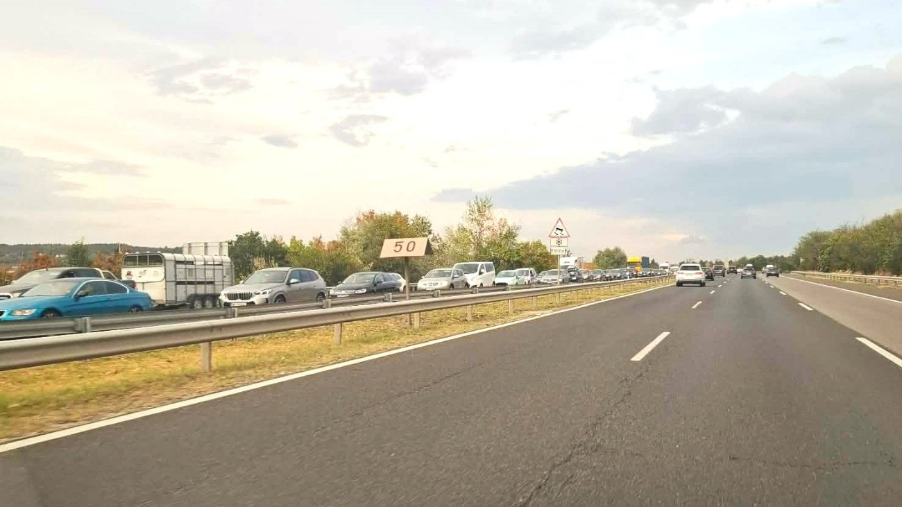 Baleset az M7-es autópályán, igen nagy a torlódás