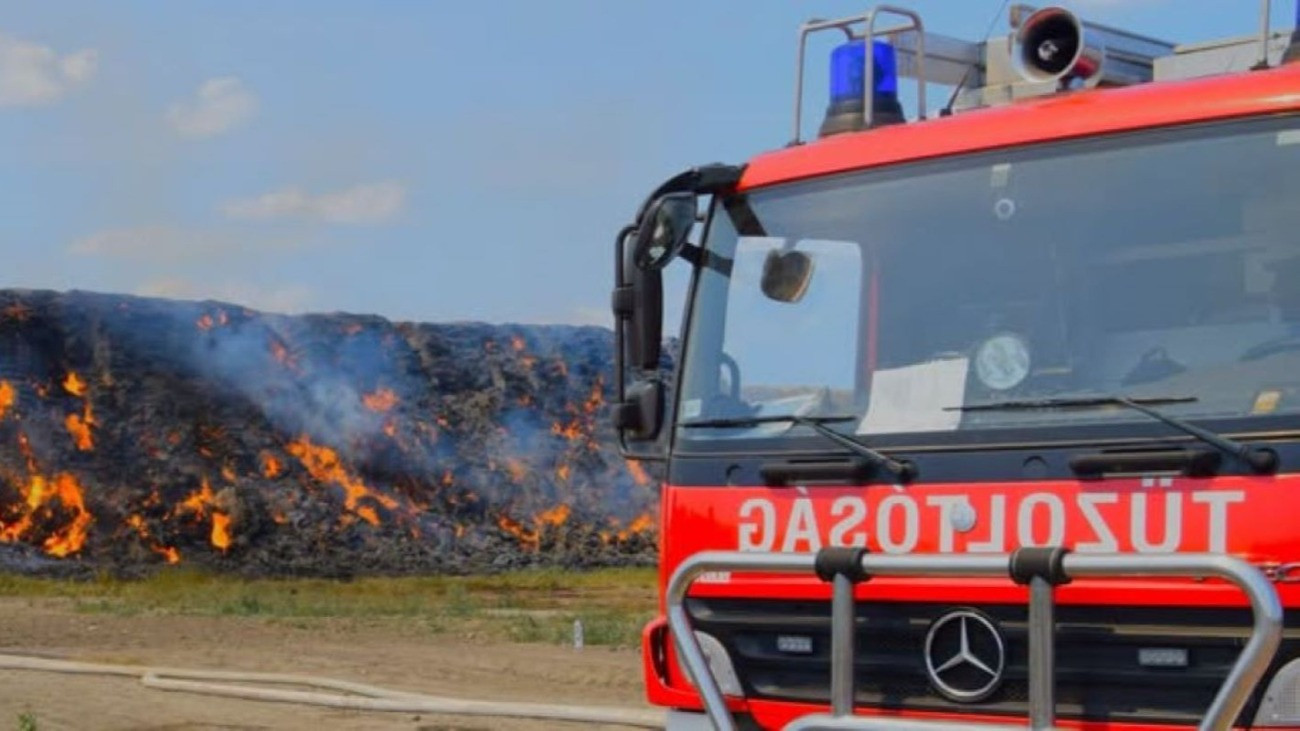 Tűzoltóautó bevetés közben.