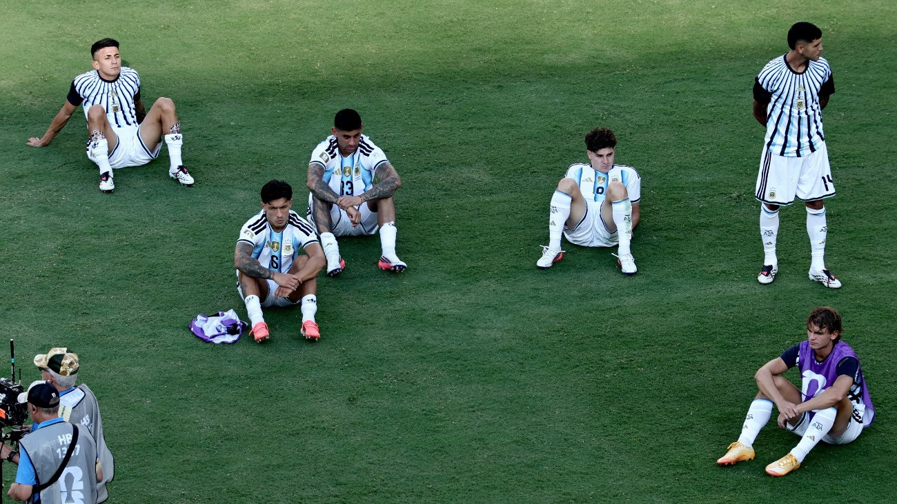 Argentin játékosok a 2026-os labdarúgó-világbajnokság SpanyolországArgentína döntõ mérkõzése után az East Rutherford-i MetLife Stadionban 2026. július 19-én. Spanyolország hosszabbítás után 1-0-ra gyõzött a címvédõ argentin csapat ellen.