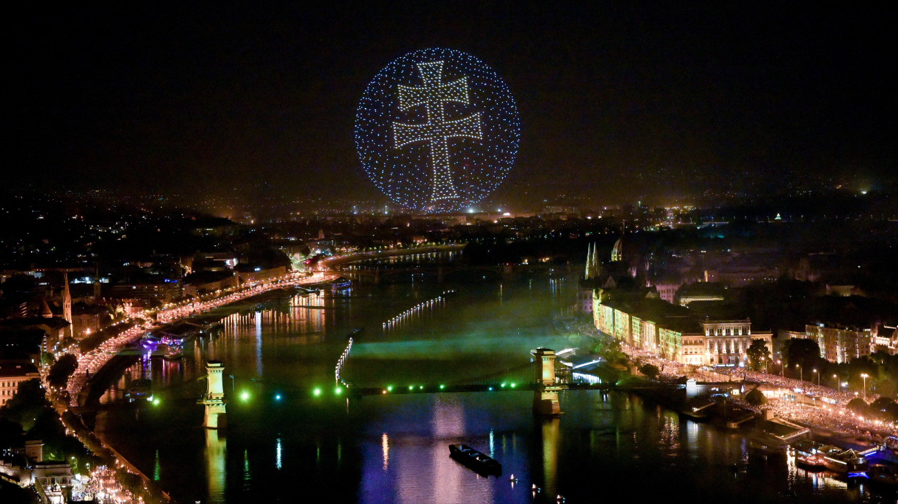 A tûzijáték elõtt drónshow az államalapítás és Szent István király ünnepén Budapesten 2026. augusztus 20-án.