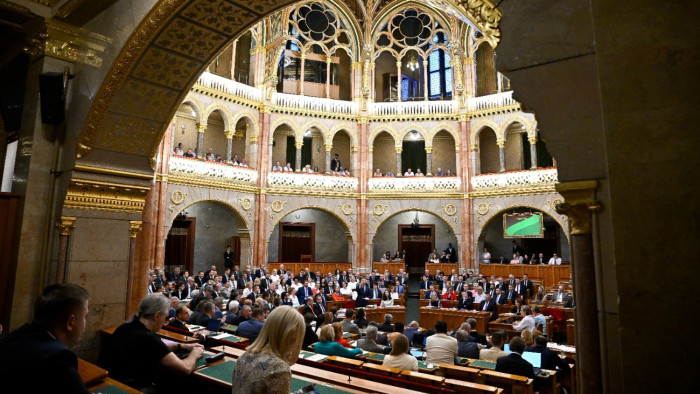 Fontos témák kerülnek napirendre a parlament kétnapos rendkívüli ülésén