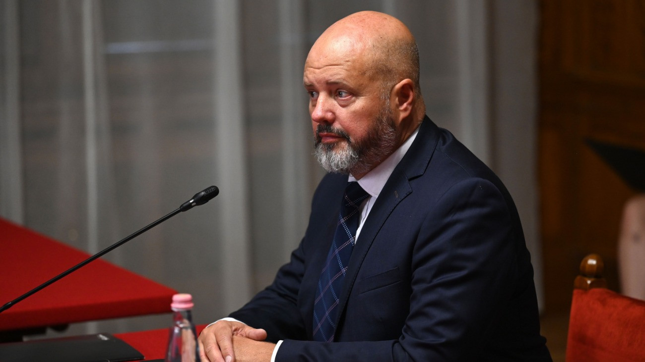 Sárvári Nicholas, a Kanadai Kereskedelmi Kamara Magyarországon nevû szervezet elnöke, és a CNS Risk nevû kibervédelmi és kockázatkezelési cég vezetõje, a Nemzeti Vagyonvisszaszerzési és Vagyonvédelmi Hivatal egyik elnökjelöltje meghallgatásán az Országgyûlés igazságügyi és alkotmányügyi bizottságának ülésén az Országház Apponyi Albert gróf termében 2026. augusztus 25-én.