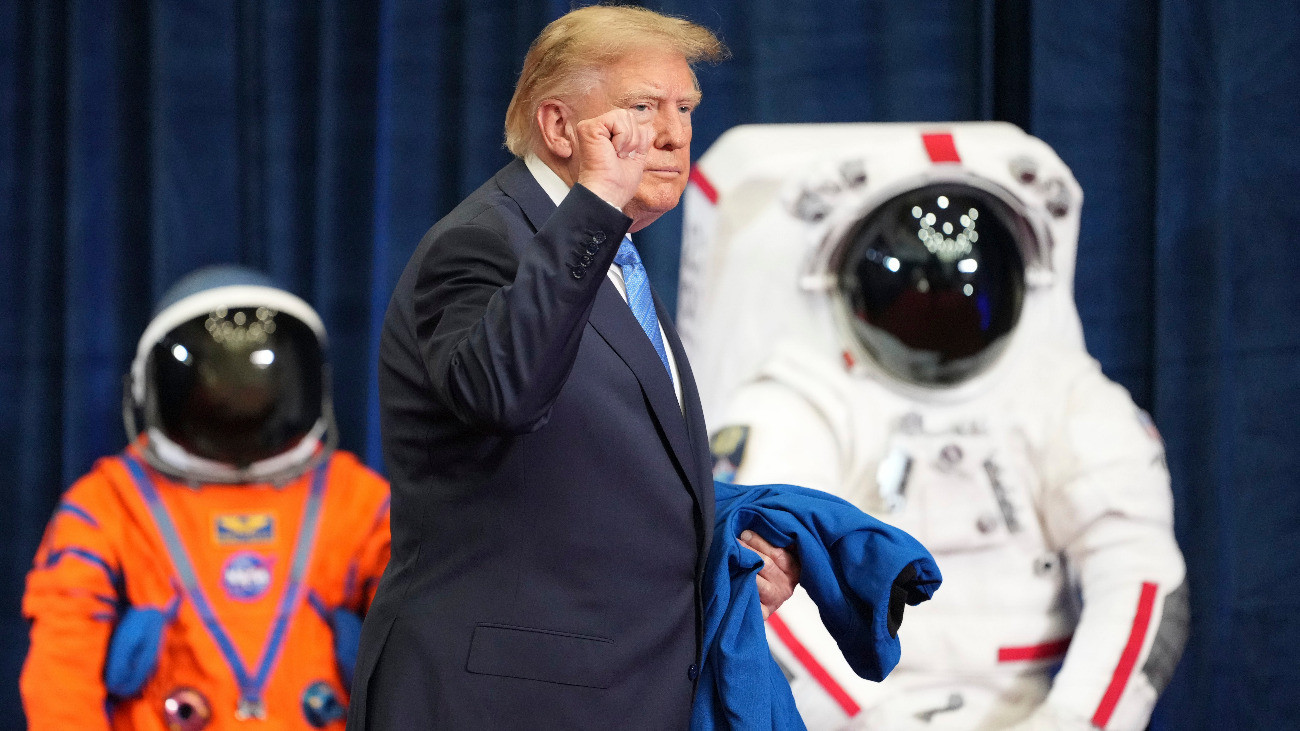 Donald Trump amerikai elnök az ûrhajósoknak adható legmagasabb állami elismerés, a Kongresszusi Ûrhajózási Becsületrend medáljának átadási ünnepségén, amelyen az elnök az Artemis II küldetés tagjait tüntette ki az amerikai ûrkutatási hivatal, a NASA houstoni Johnson Ûrközpontjában 2026. augusztus 28-án. Az Artemis II-küldetés legénysége: Reid Wiseman, Christina Koch és Victor Glover amerikai NASA-asztronauta, valamint Jeremy Hansen, a Kanadai Ûrügynökség ûrhajósa 2026. áprilisban tíznapos Hold körüli utazásán megdöntötte a NASA 54 évvel korábban zárult Apollo Hold-programja során elért távolsági rekordot.