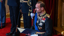 Letette esküjét a parlament előtt az új norvég király, neje viszont távol maradt