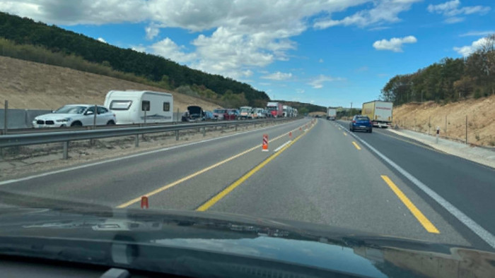 Már 10 kilométernél is hosszabb dugó van az M1-es autópályán, baleset történt