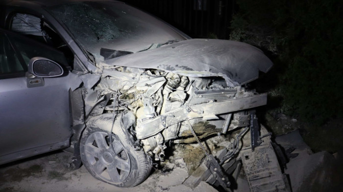 Betonhídnak hajtott az ittas vezető Eger közelében, kigyulladt az autó